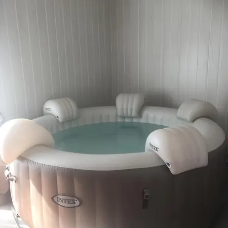 Hébergement de vacances Logement Détente Avec Jacuzzi Et Billard Américain Fournols